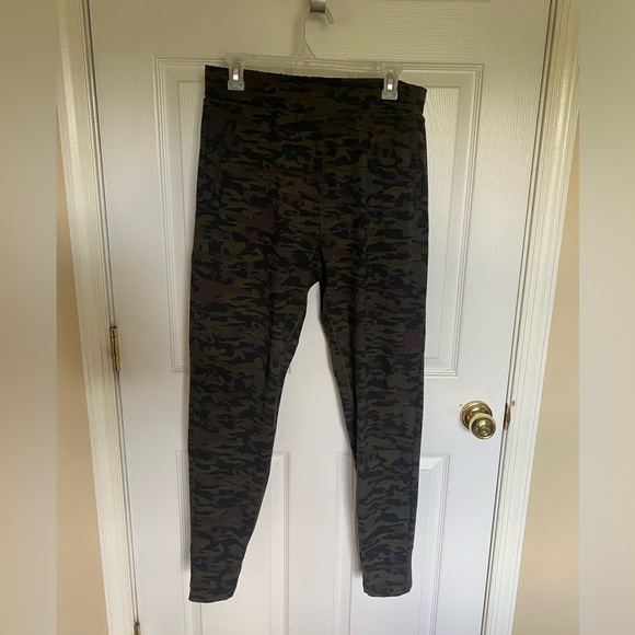 Alphalete joggers - green camo size L - Picture 1 of 2
